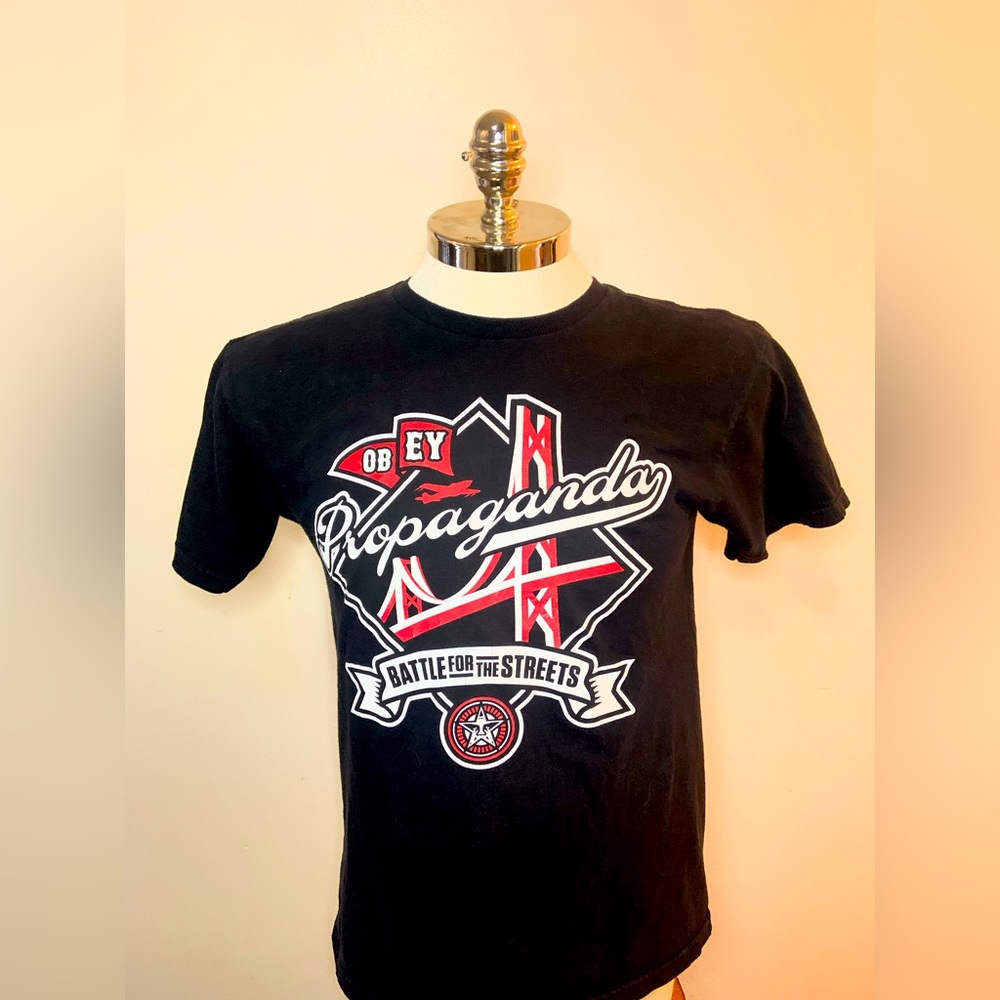 Medium short sleeve Obey Propaganda black shirt